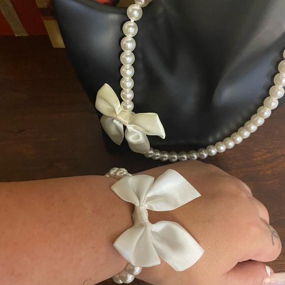 NWOT Beautiful CONSUELA Handcrafted Fresh Water White Pearl Necklace & Bracelet - Picture 4 of 5